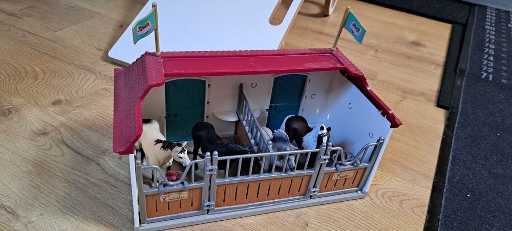 Stajnia schleich i 4 konie