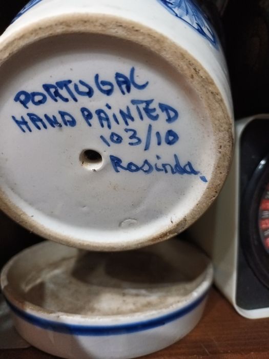 Antigo vaso em faiança pintado à mão