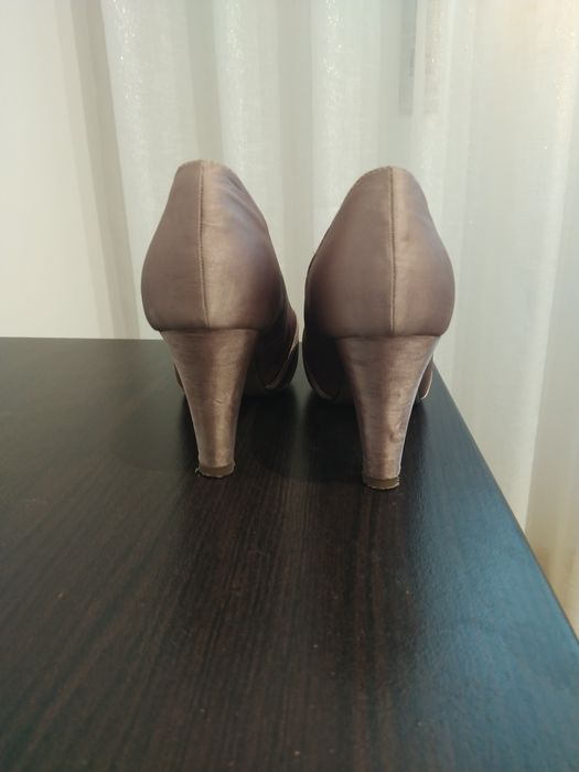 Sapatos de cerimónia de cetim beje