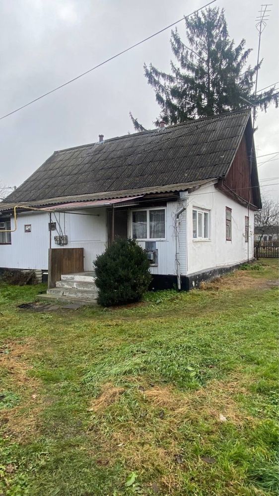 Продам частину будинку та земельну ділянку в центрі смт.Ємільчине