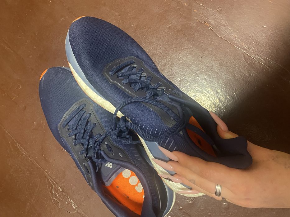 Кросівки в гарному стані