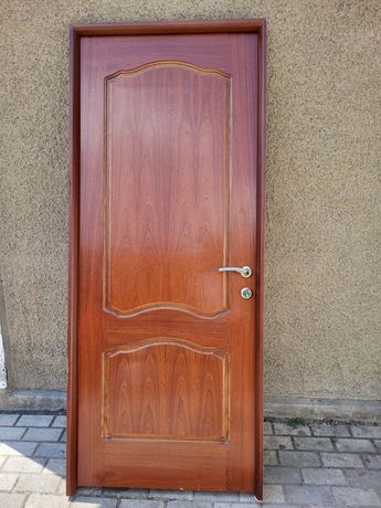 Двері дерев'яні.