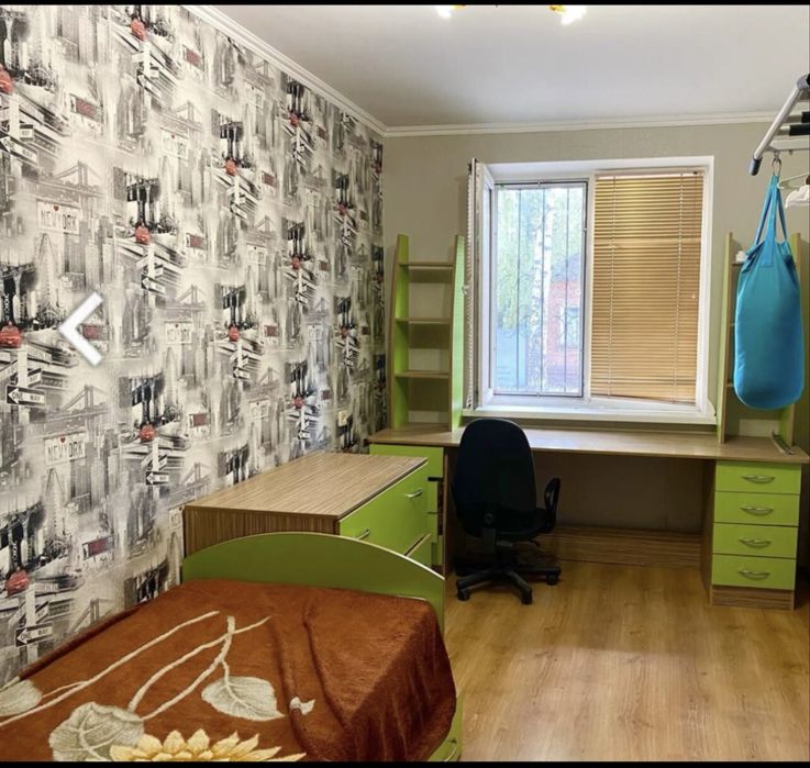 Ліжко, комод,стіл в дитячу кімнату