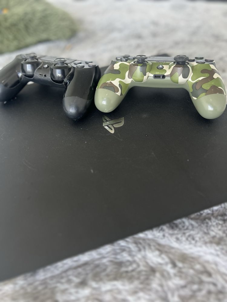 PS4 Pro у відмінному стані, 2 геймпади, без коробки. Писати в лс.
