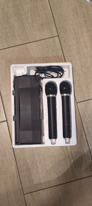 Zestaw dwóch mikrofonów bezprzewodowych ze stacją