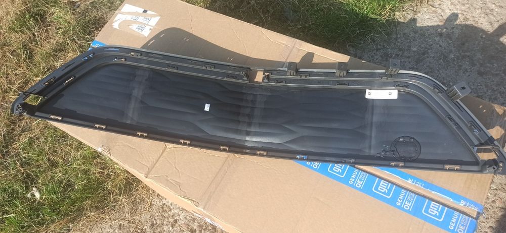 Решітка верхня, гриль Chevrolet bolt euv 42739812, 42788566