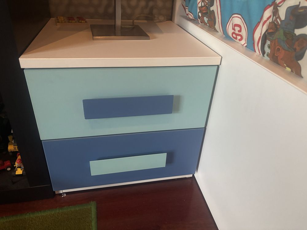 Cama e mesa de cabeceira de crianca
