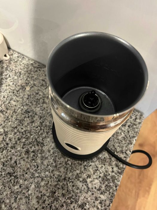 Espumador leite Nespresso Aeroccino — creme (sem tampa)