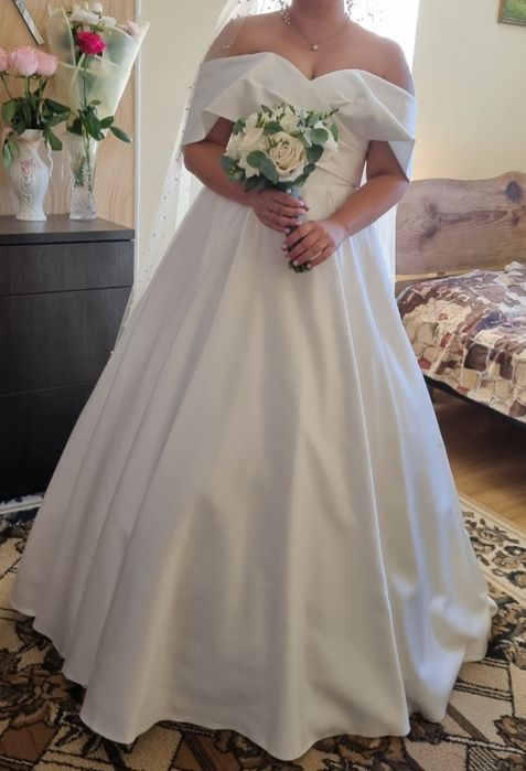 Весільна сукня біла