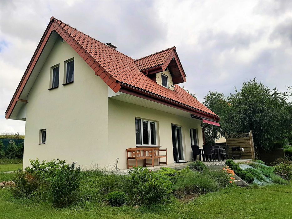 Domek letniskowy nad jeziorem Dadaj, linia brzegowa, pomost, łódki