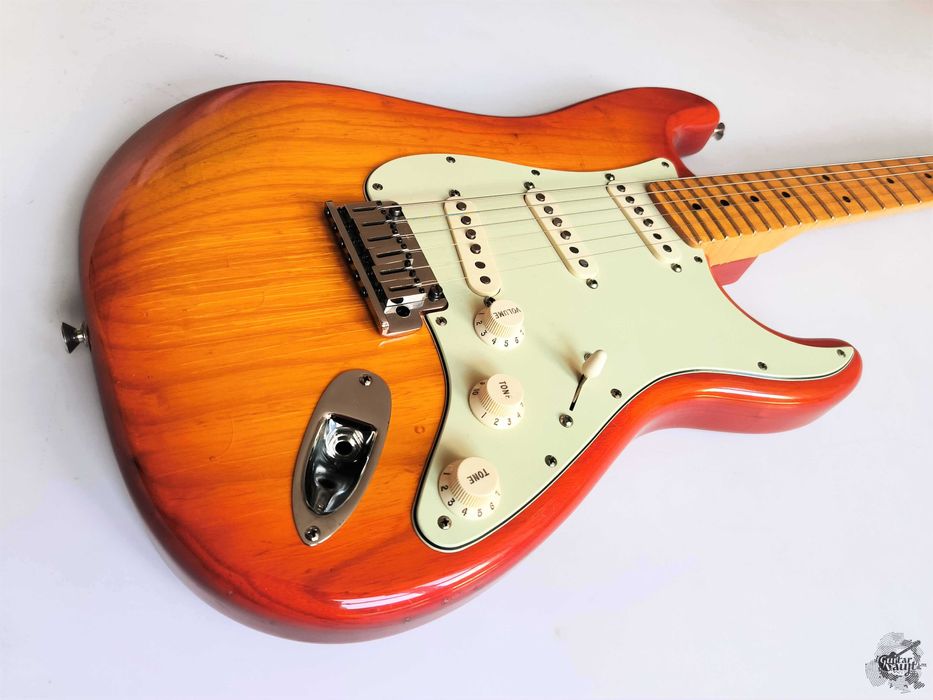 Fender Custom Shop Deluxe Ash Stratocaster® '2009 Aged Cherry Sunburst