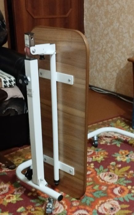 Столік прикроватний для лежачого хворого.