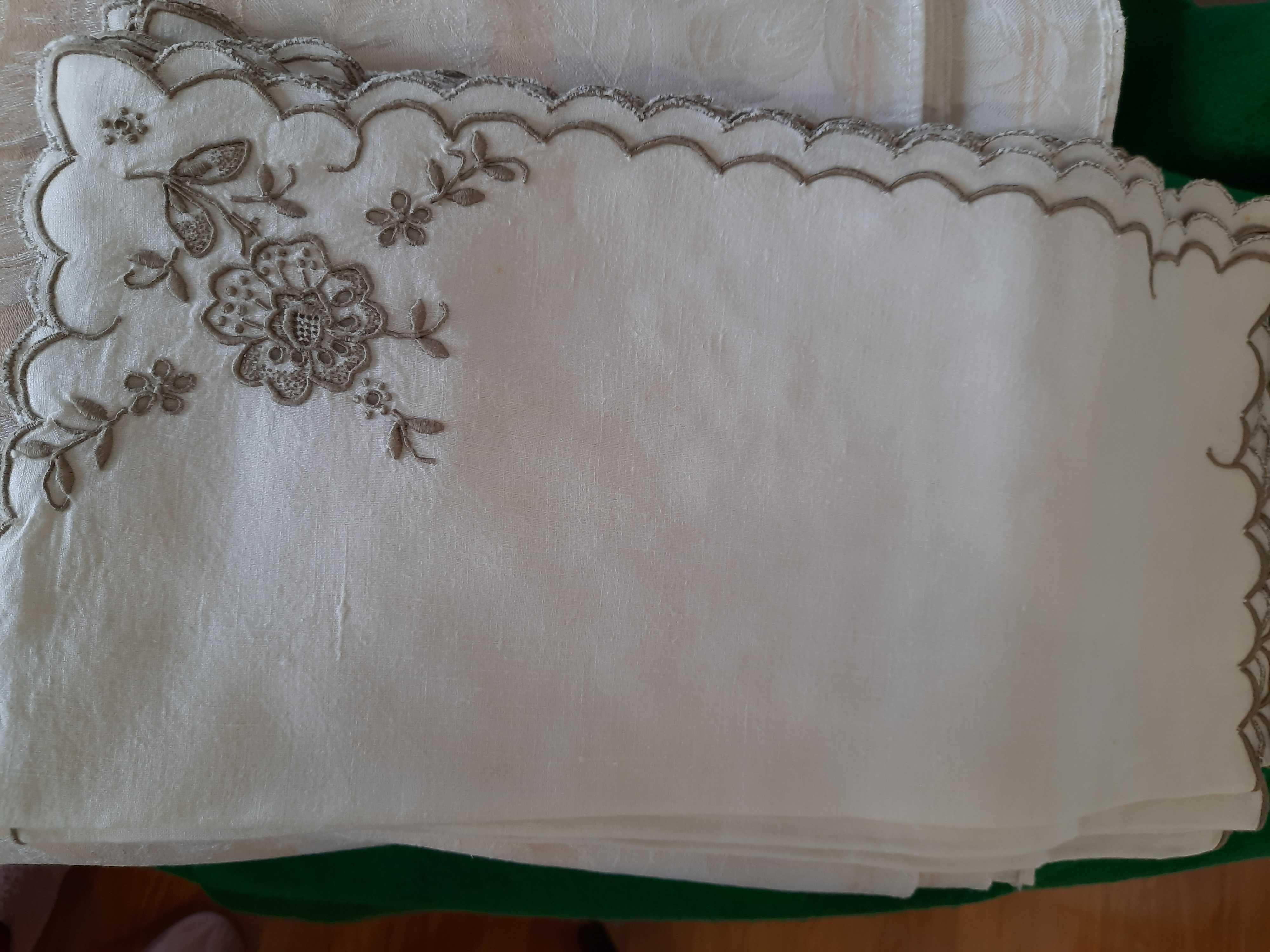 Linda toalha de mesa.
