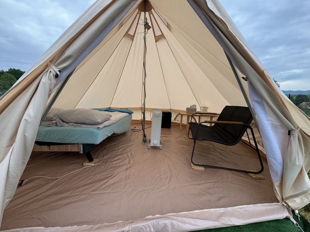 Namiot glamp nad stawem ze strefą spa w górach Sowich