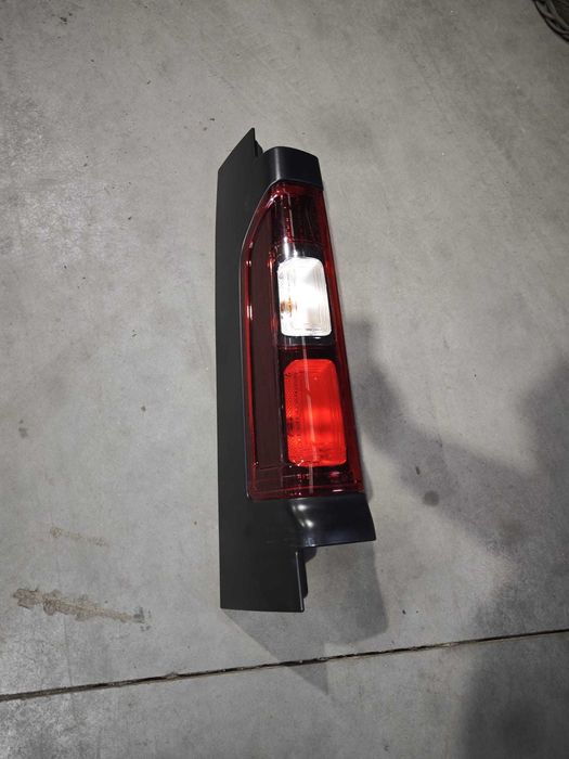 lampa tylna lewa renault trafic