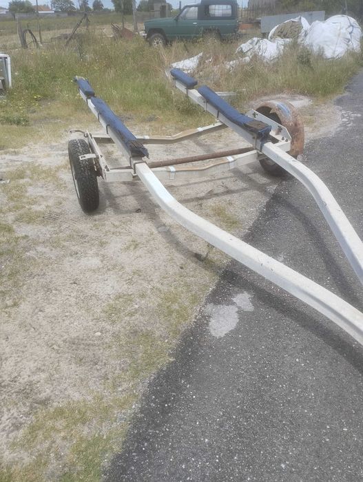 Atrelado barco  - suporta embarcações até 5,6m.  Sem matricula