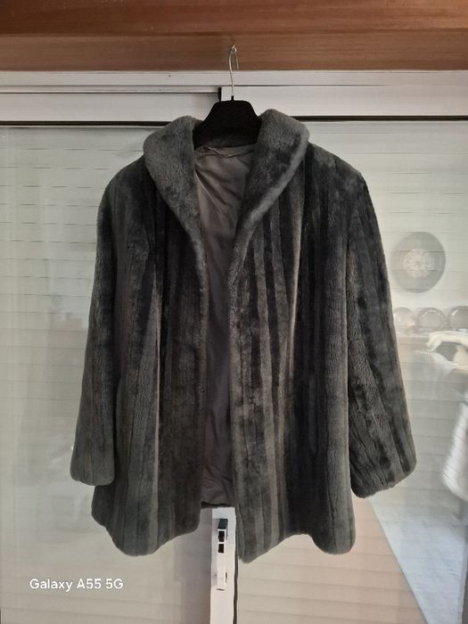 Casacos em pele com pelo cores variadas