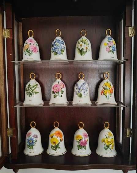 Armário expositor em madeira com 12 sinos em porcelana