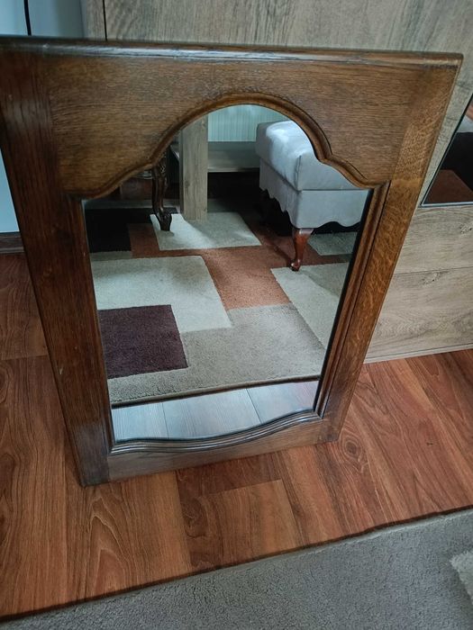 Lustro w grubej dębowej ramie