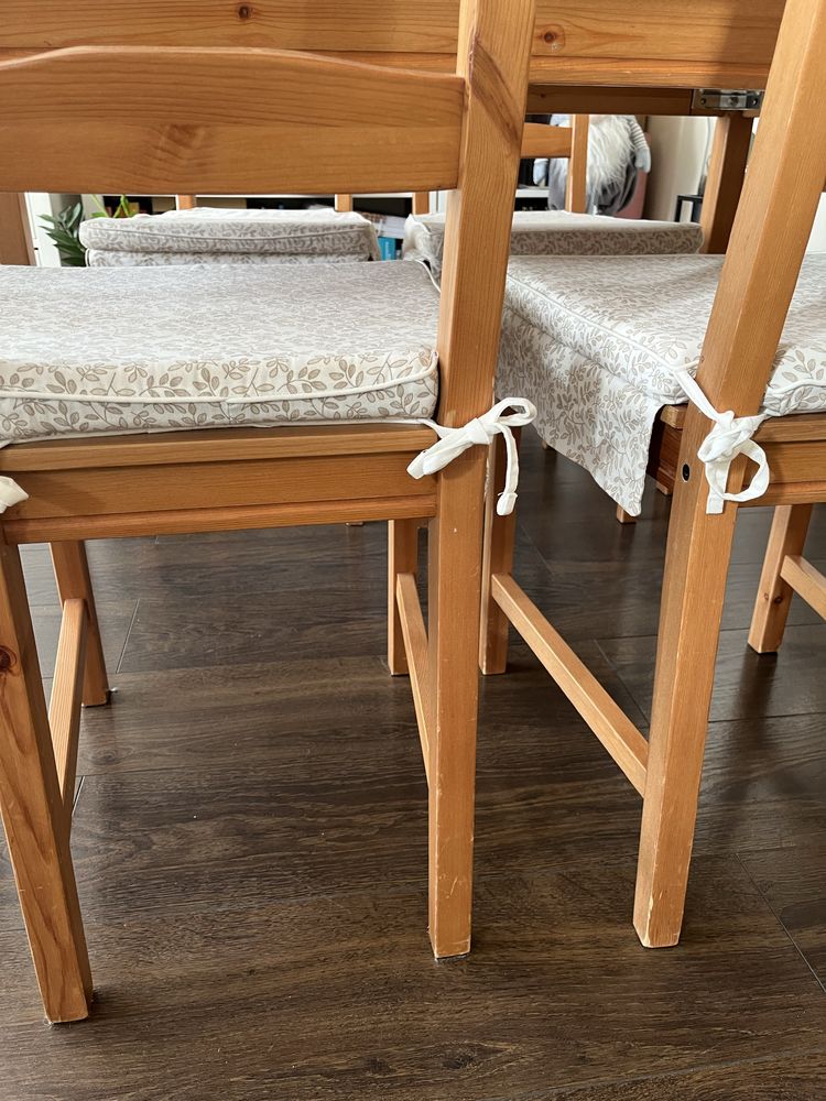 Stół Ikea z 4 krzesłami i z poduszkami na krzesla