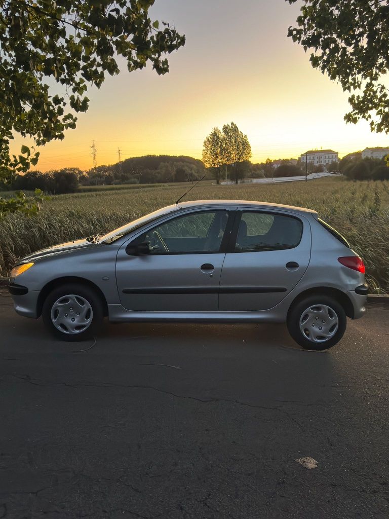 Peugeot 206 1.1 Gasolina  ano 2001