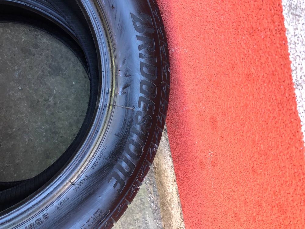 Пара шин Bridgestone 235/55 R17