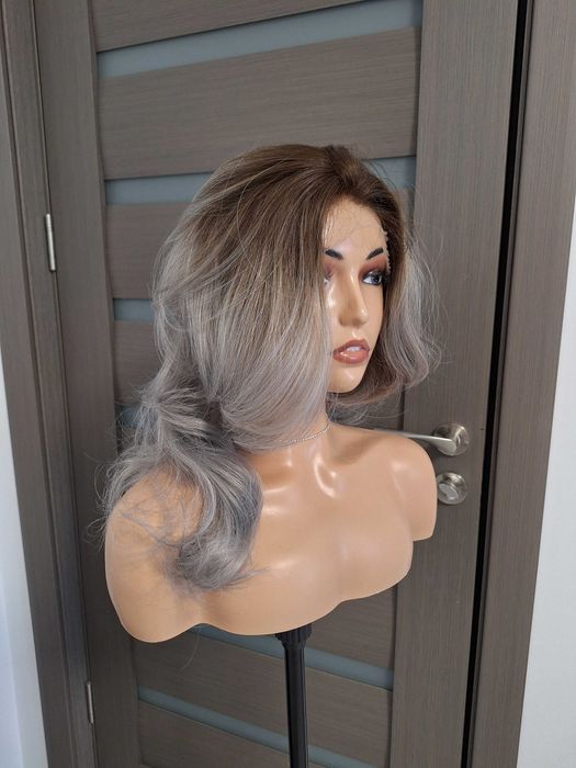 Peruka z koronką w platynowym blond ombre