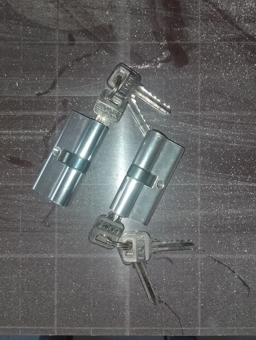 Дверний замок циліндр