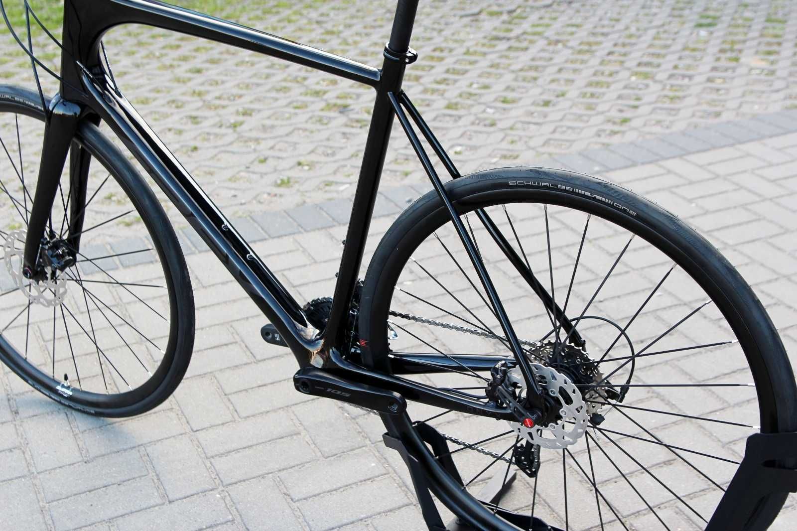 Rower szosowy APEX ONYX Disc Carbon, Shimano 105 2x12, roz. 59 NOWY