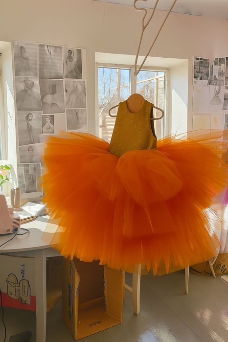 Сукня у садочок на 5 років пишна помаранчева сукня на свято у садочок