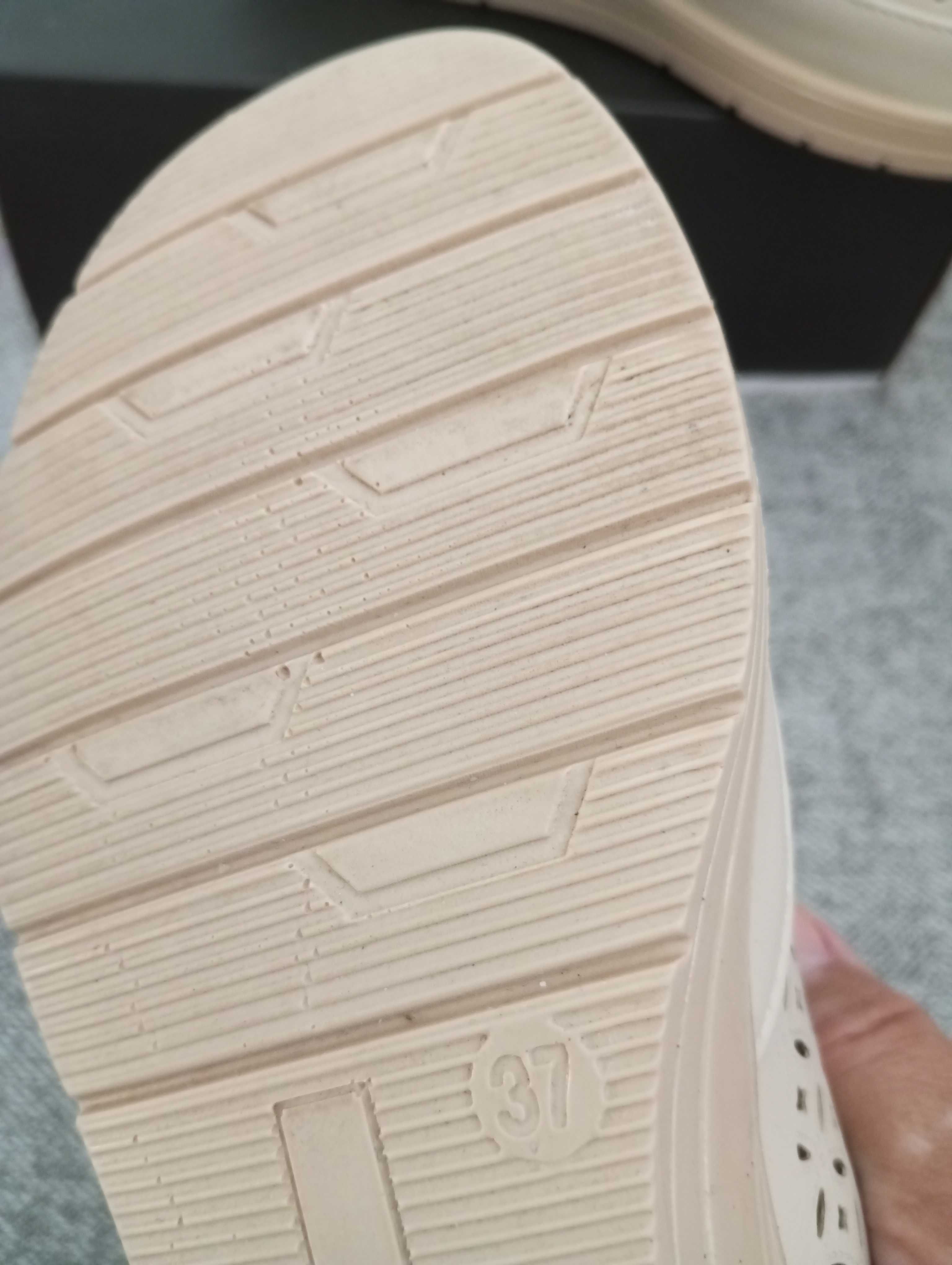 Buty  ażurowe rozmiar 37- wkładka oddychająca