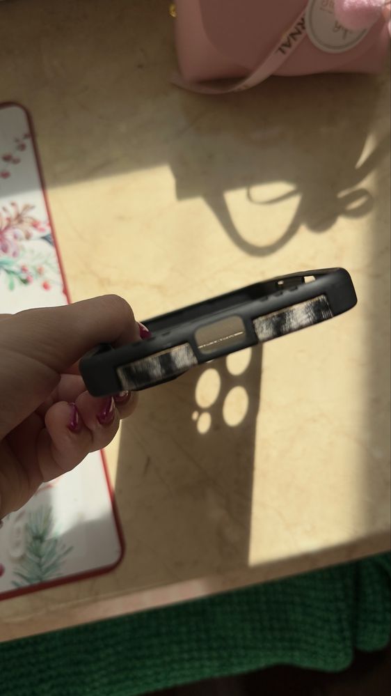 Продам чохол на IPHONE 16 pro max / продам чехол на IPHONE 16 pro max