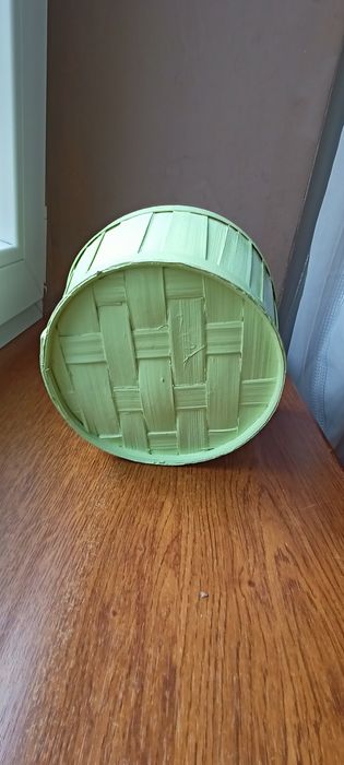 Koszyk zielony z długą rączką.