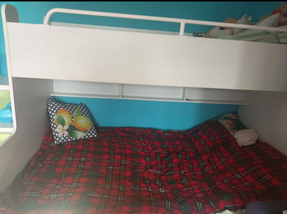 Łóżko piętrowe że schodami