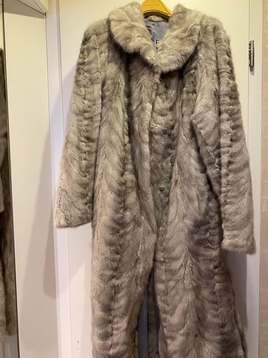 Naturalne futro z norek w kolorze szarym