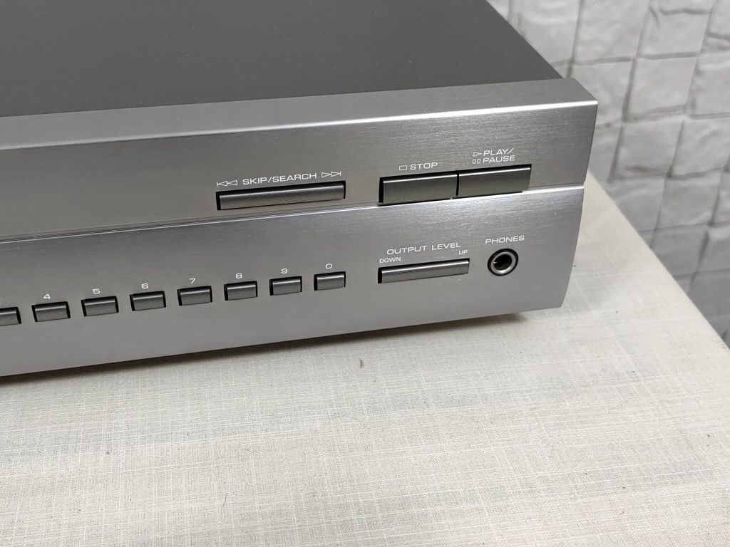 Yamaha odtwarzacz płyt CD CDX-590 Tytanowy