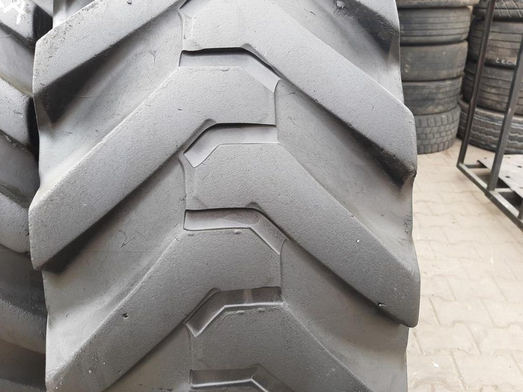 2x Opona używana przemysłowa 16.9-24 ; 440/80-28 MICHELIN 450zł W4376