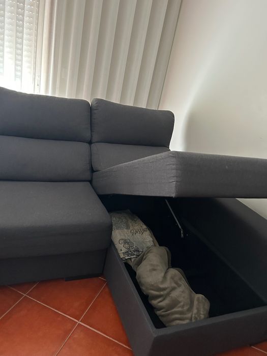Sofá cinza escuro com chaise longue