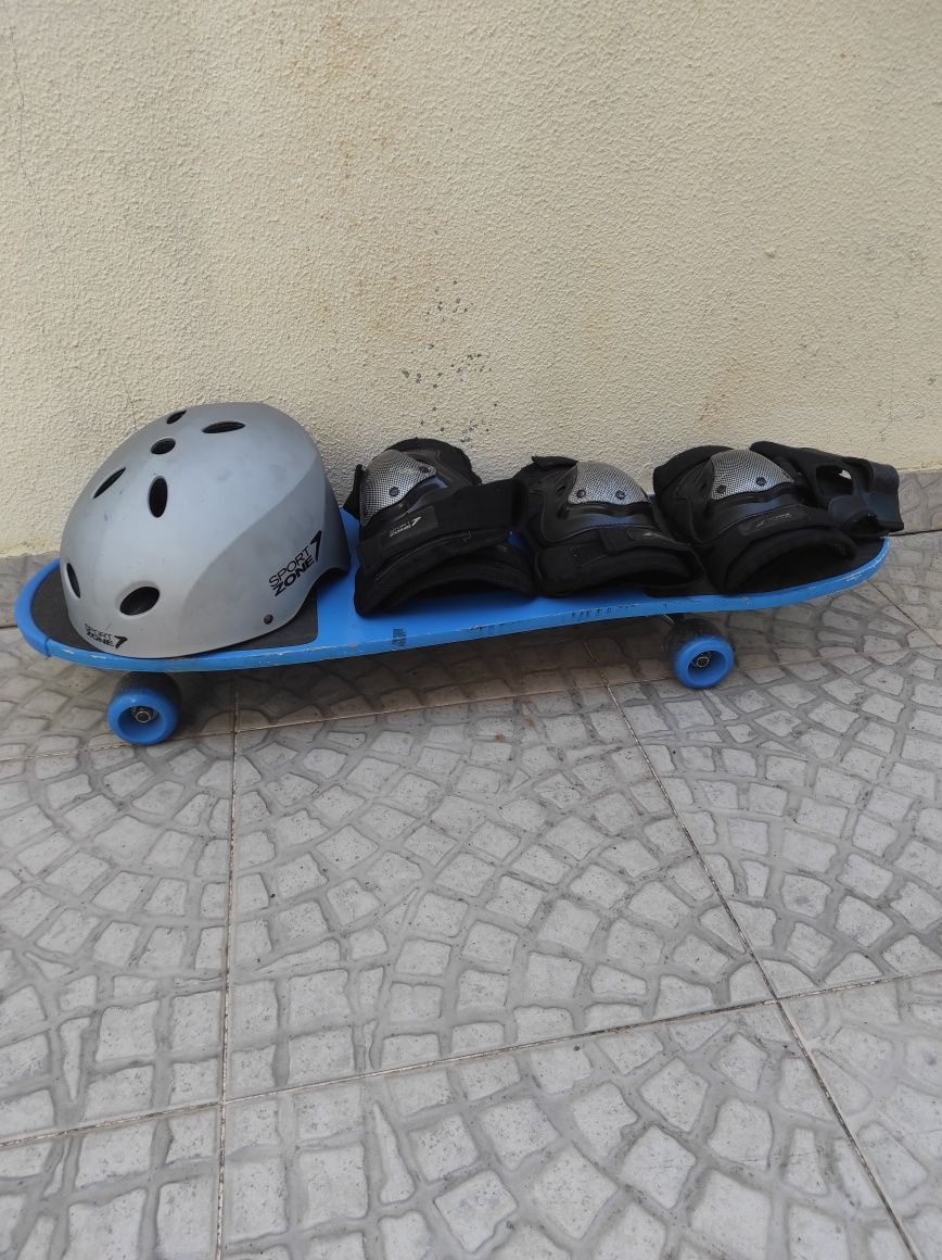 Skate, com capacete e proteções