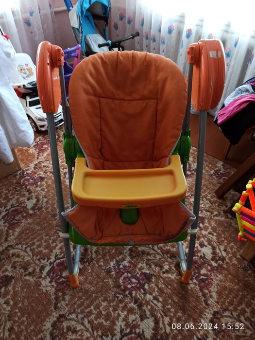 Дитяче крісло для годування