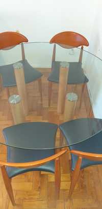 Mesa redonda de vidro com cadeiras