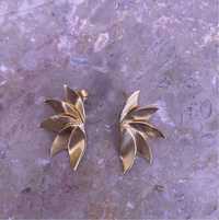 Brincos de prata dourada meia flor (925)