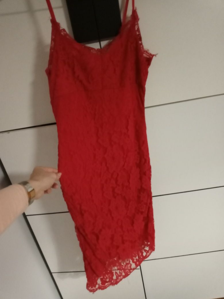 Czerwona sukienka z koronki S