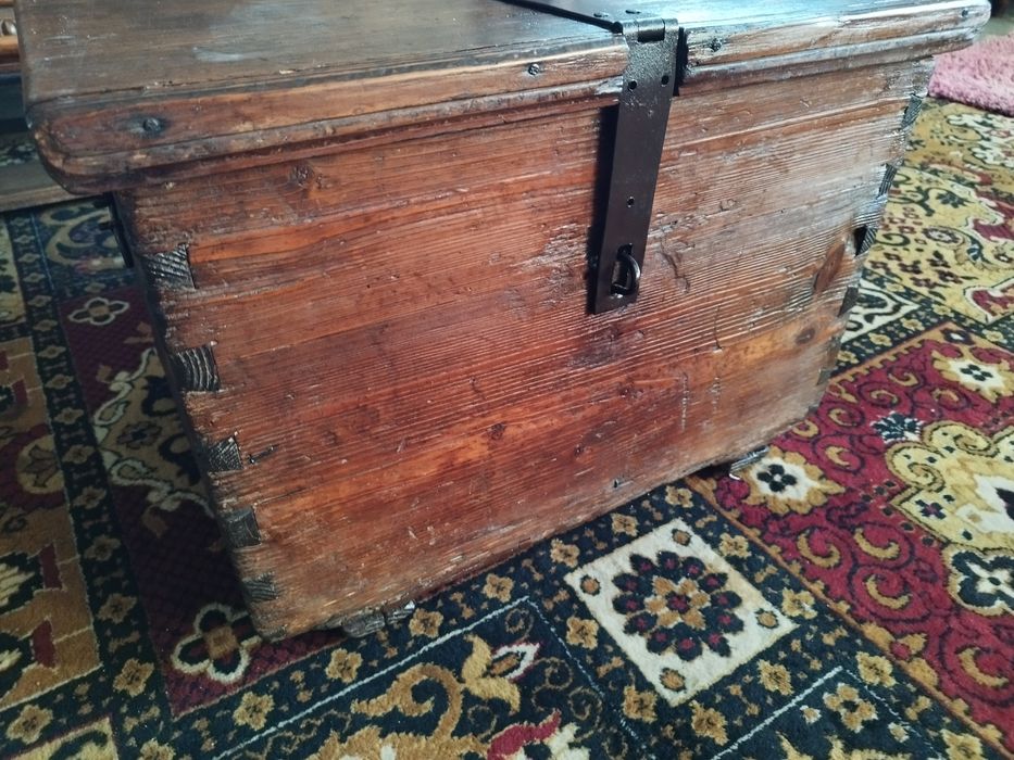 stara skrzynia wojskowa kufer