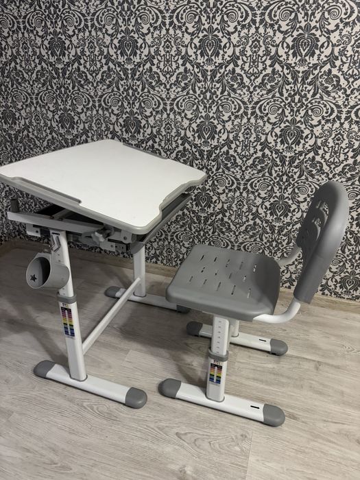 Парта  і стільчик для школярика