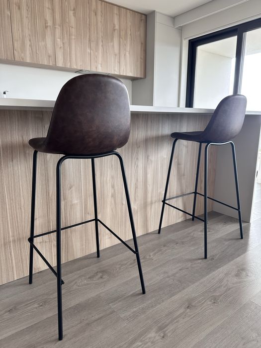 Cadeiras altas em pele castanha