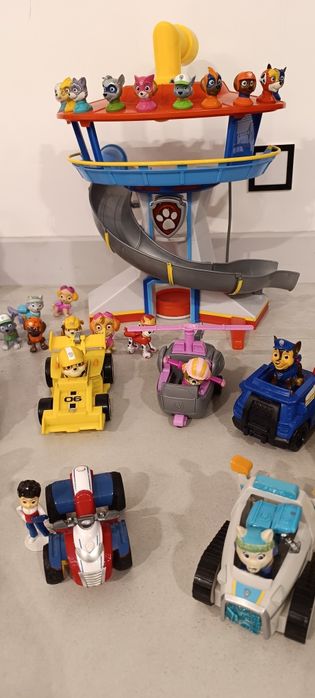 Zestaw Psi Patrol – wieża, pojazdy, figurki, autobus, stan dobr