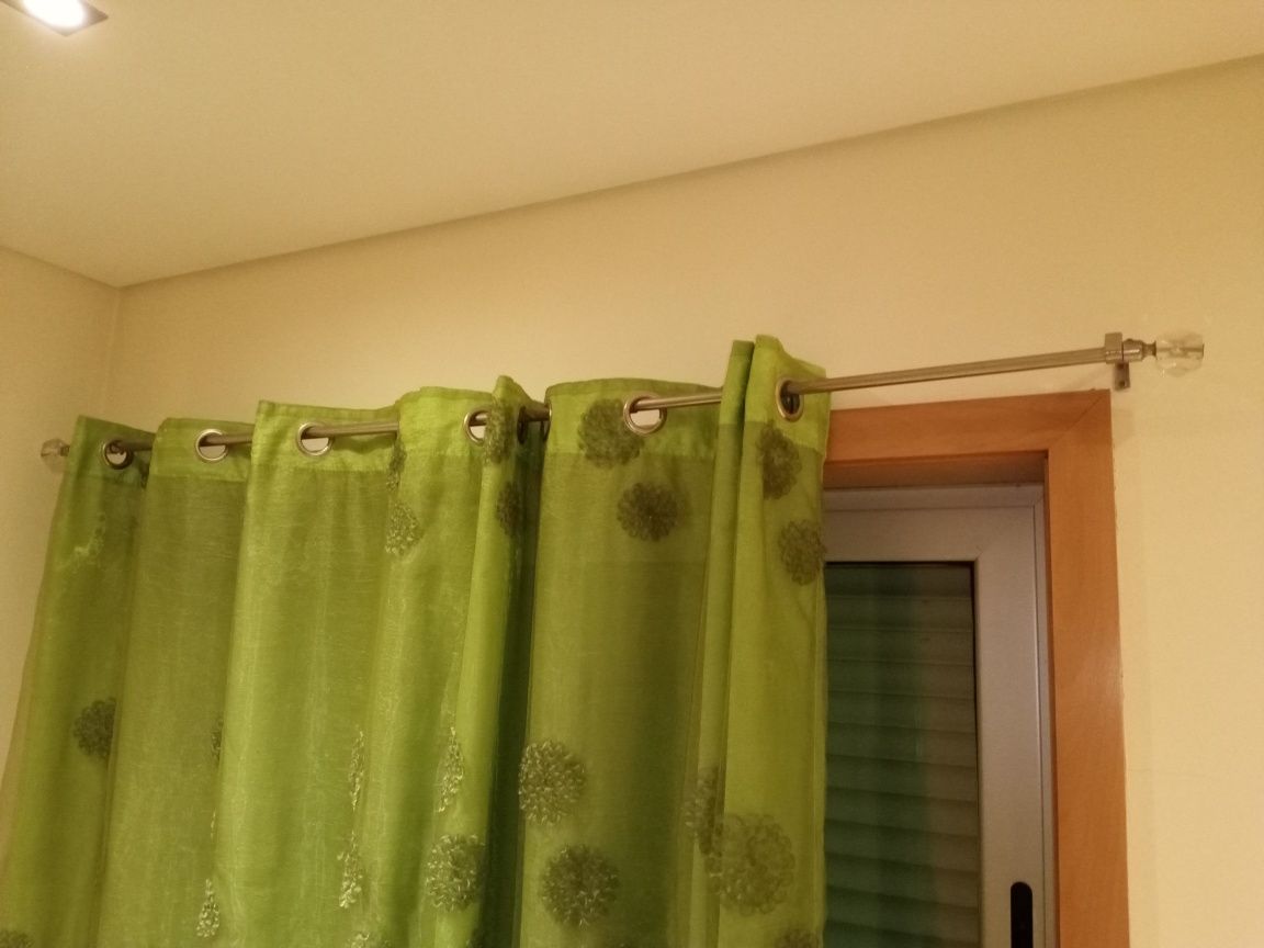 Tapete e cortina verde