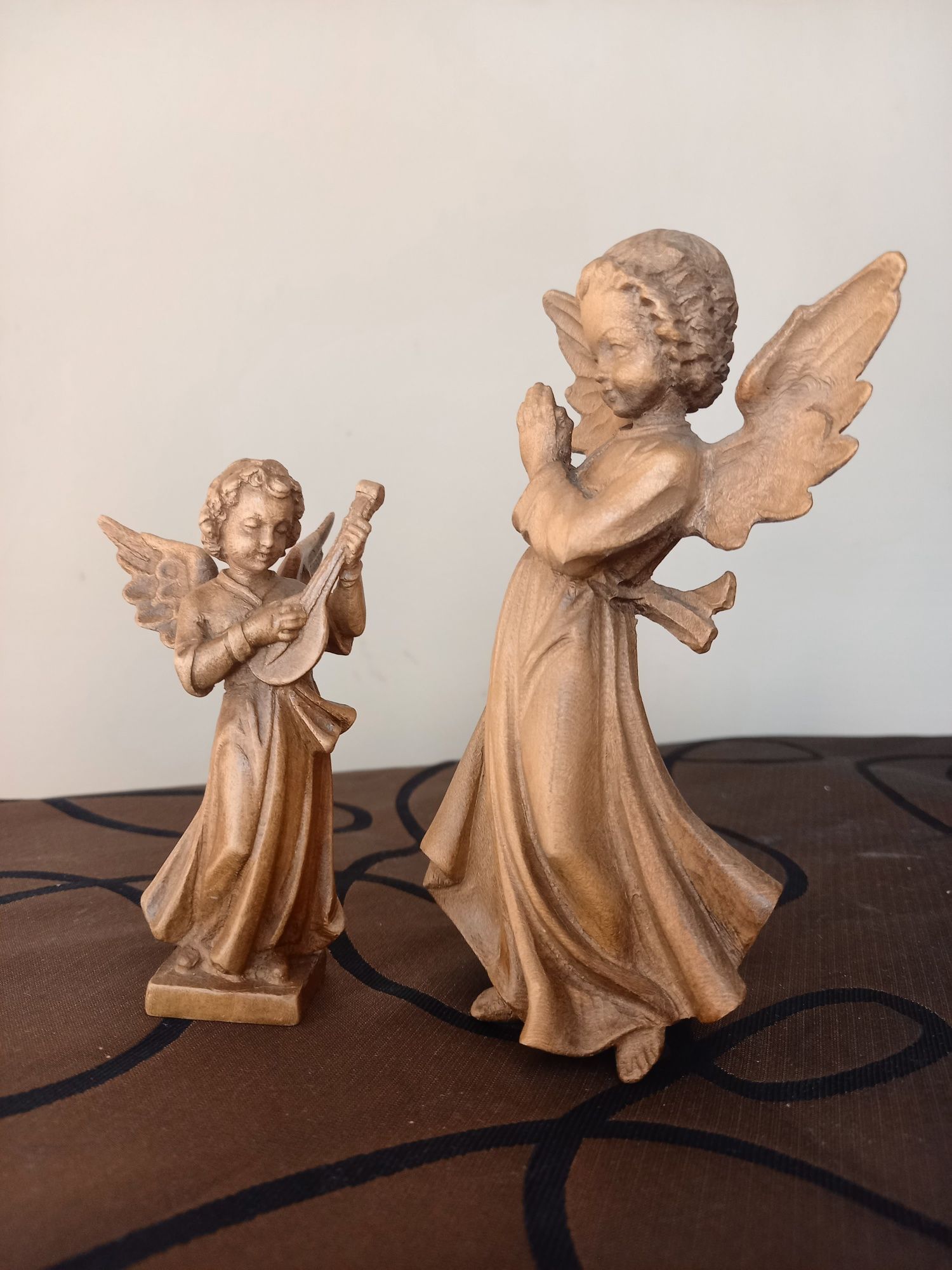 Aniołki, dwie figurki drewniane, piękne rzeźby.