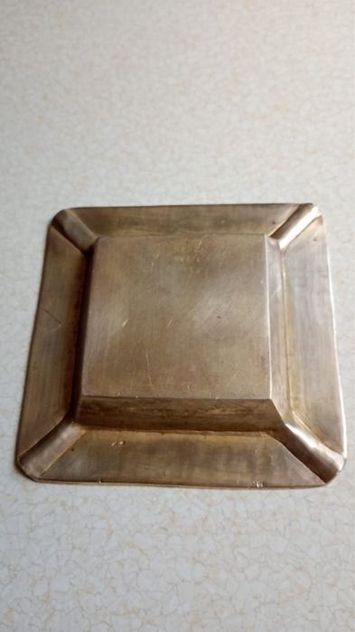 Mosiężna popielniczka grawerowana